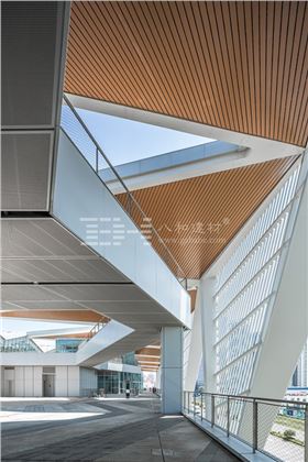 青島郵輪母港客運中心-鋁單板、仿木紋鋁天花吊頂2