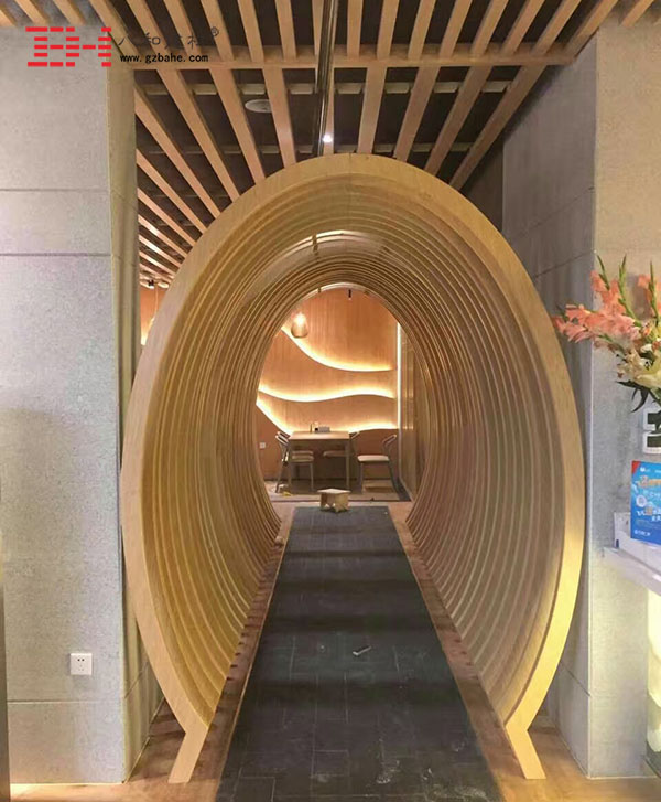 新疆萬達桃醉餐廳弧形木紋鋁方通廠家定制