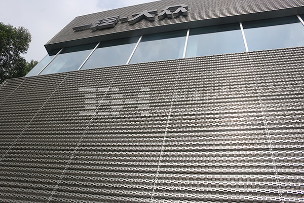 晨峰奧迪汽車(chē)4S店外墻沖孔鋁單板2 晨峰奧迪汽車(chē)4S店外墻沖孔鋁單板2