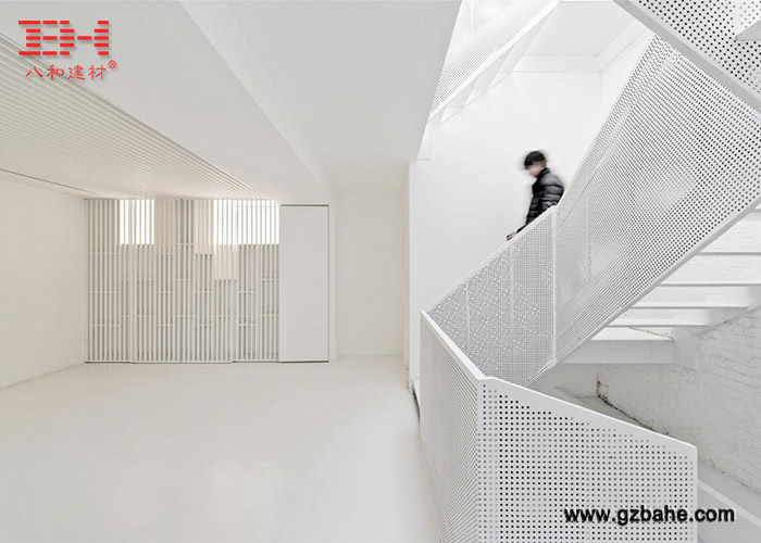 穿孔鋁單板樓梯扶手-1.jpg 穿孔鋁單板樓梯扶手-1.jpg