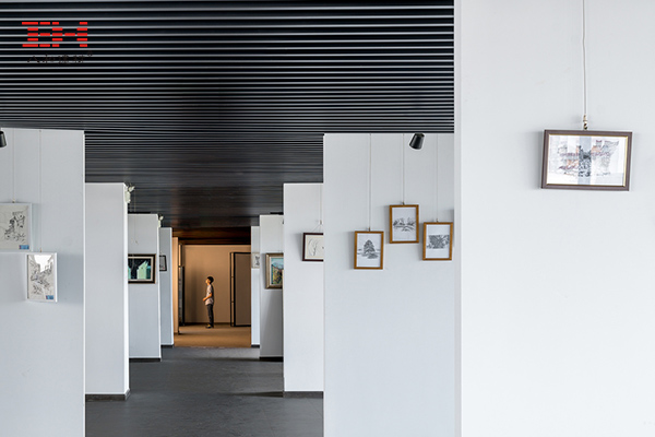 案例欣賞:鋁合金格柵、鋁方通裝飾安徽大學(xué)藝術(shù)與傳媒學(xué)院美術(shù)樓06.jpg 案例欣賞:鋁合金格柵、鋁方通裝飾安徽大學(xué)藝術(shù)與傳媒學(xué)院美術(shù)樓06.jpg