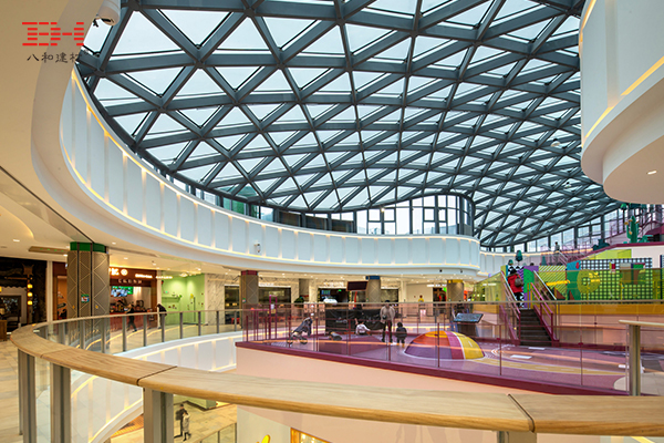 嘉興合樂城中庭頂棚，由型材鋁方管組成的三角形鋁格柵天花