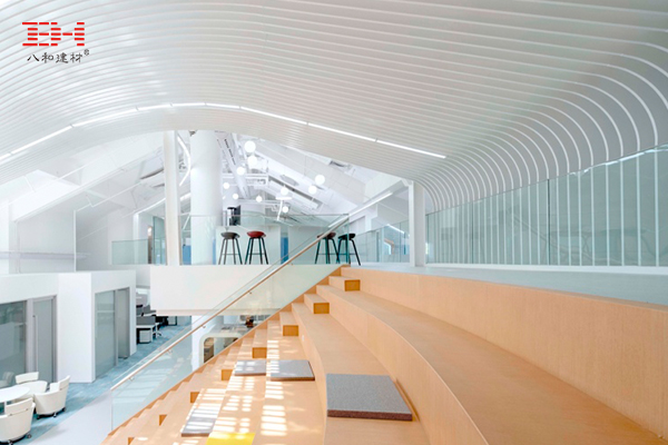 北京騰盛博藥全球研發(fā)中心,辦公空間的的弧形鋁方通天花 北京騰盛博藥全球研發(fā)中心,辦公空間的的弧形鋁方通天花