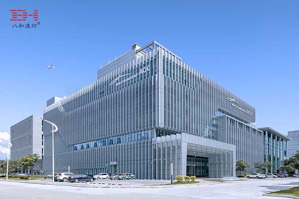 鍍鋅鋼板與鋁板的結合，打造白云機場綜合信息樓的科技感“白云”立面