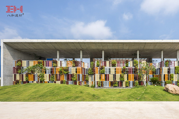 彩色穿孔鋁板拼成的屏風式立面，不再是千篇一律的百葉窗設計