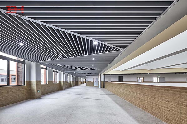 營造開放的室內和走廊環境，學校鋁方通天花吊頂案例