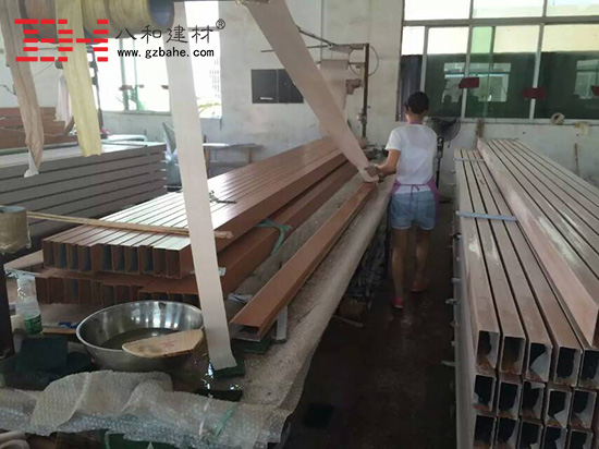 【木紋鋁方通】鋁方通吊頂廠家生產(chǎn)車間 【木紋鋁方通】鋁方通吊頂廠家生產(chǎn)車間