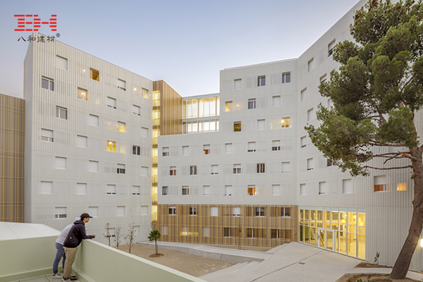 沖孔長(zhǎng)城鋁單板裝飾法國科爾尼學(xué)生公寓