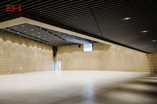 案例欣賞:黑色U型鋁方通裝飾建筑內部天花 案例欣賞:黑色U型鋁方通裝飾建筑內部天花