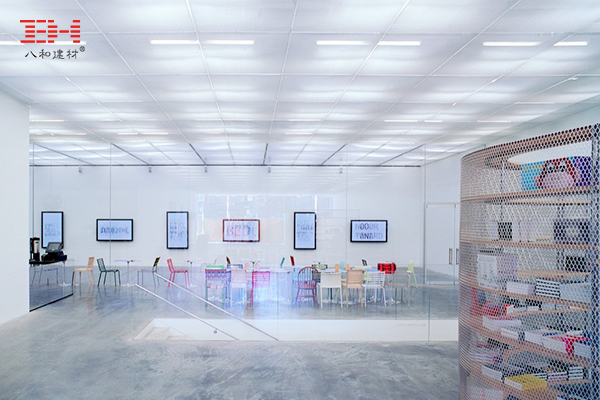 案例欣賞：金屬拉伸網(wǎng)被運用在建筑藝術學院的室內(nèi)裝飾