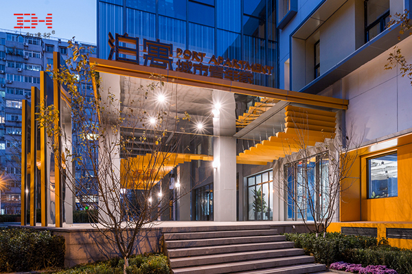 案例欣賞： V型鋁方通吊頂裝飾公寓入口區域